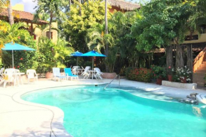 Newer & Roomy w/2 Pools. No Car Needed. Beaches, Restaurants & Shopping W/I walking distance. Taxis and buses abundant for reasonable price if needed